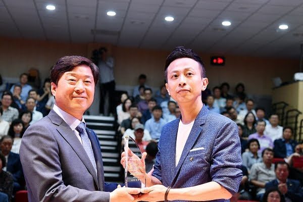 Receiving the 5th Hwangsanbeol Young Writers' Award.